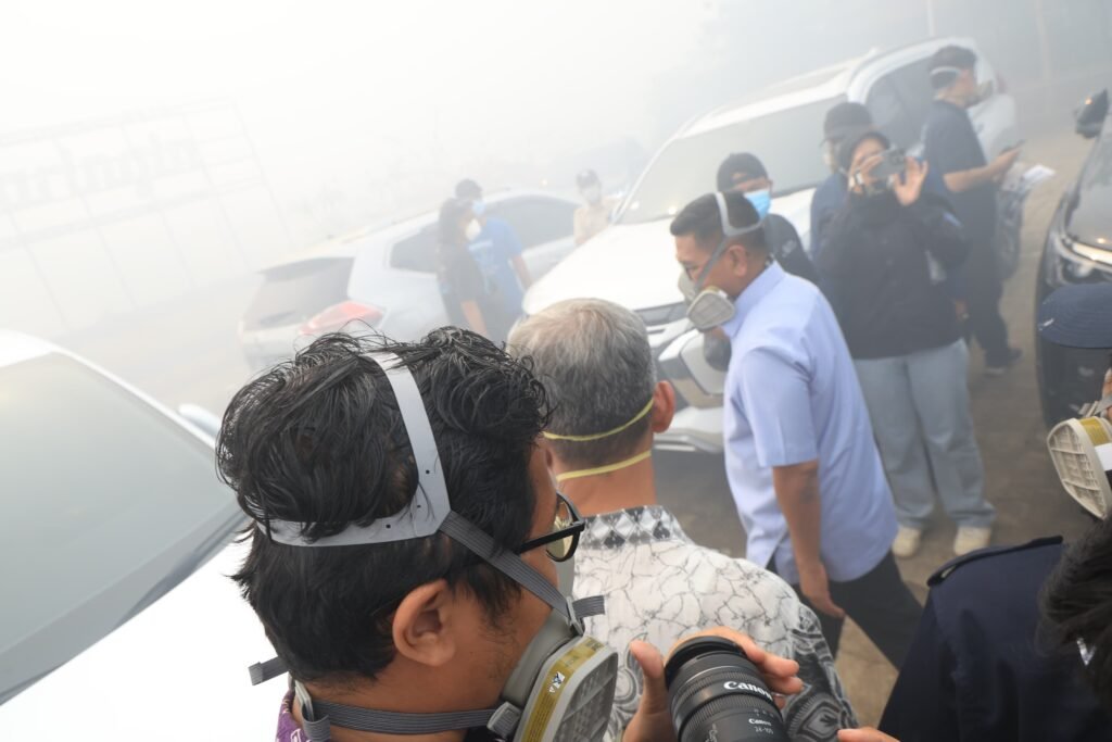 Andra Soni meninjau penanganan kebakaran Tempat Pemrosesan Akhir (TPA) Jatiwaringin, Kecamatan Mauk, Kabupaten Tangerang, Kamis (2/7/2026). FOTO: Setda pemprov Banten