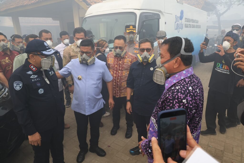 Andra Soni meninjau penanganan kebakaran Tempat Pemrosesan Akhir (TPA) Jatiwaringin, Kecamatan Mauk, Kabupaten Tangerang, Kamis (2/7/2026). FOTO: Setda pemprov Banten