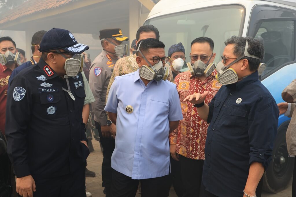 Andra Soni meninjau penanganan kebakaran Tempat Pemrosesan Akhir (TPA) Jatiwaringin, Kecamatan Mauk, Kabupaten Tangerang, Kamis (2/7/2026). FOTO: Setda pemprov Banten