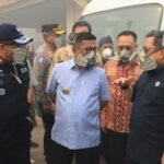Andra Soni meninjau penanganan kebakaran Tempat Pemrosesan Akhir (TPA) Jatiwaringin, Kecamatan Mauk, Kabupaten Tangerang, Kamis (2/7/2026). FOTO: Setda pemprov Banten
