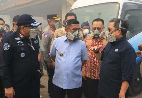 Andra Soni meninjau penanganan kebakaran Tempat Pemrosesan Akhir (TPA) Jatiwaringin, Kecamatan Mauk, Kabupaten Tangerang, Kamis (2/7/2026). FOTO: Setda pemprov Banten