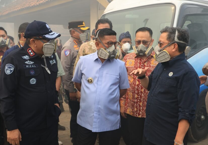 Andra Soni meninjau penanganan kebakaran Tempat Pemrosesan Akhir (TPA) Jatiwaringin, Kecamatan Mauk, Kabupaten Tangerang, Kamis (2/7/2026). FOTO: Setda pemprov Banten