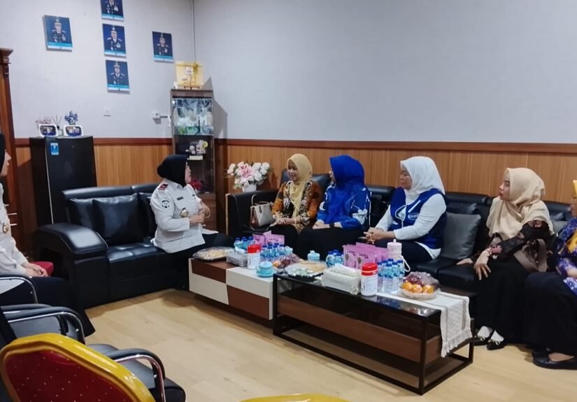 APJI Berbagi dengan menyalurkan 200 nasi kotak kepada warga binaan di Lapas Kelas IIA Tangerang, Jalan Daan Mogot, Tanah Tinggi, Kota Tangerang, Kamis (2/7/2026). FOTO: Achie06/PORTALBMI.ID