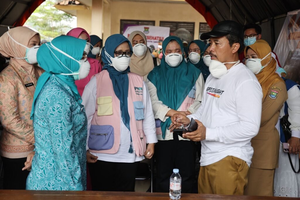 Tinawati Andra Soni menyalurkan bantuan untuk masyarakat yang terdampak kebakaran di Tempat Pemrosesan Akhir Sampah (TPA) Jatiwaringin, Kabupaten Tangerang, Selasa (7/7/2028). FOTO: Setda Pemprov Banten