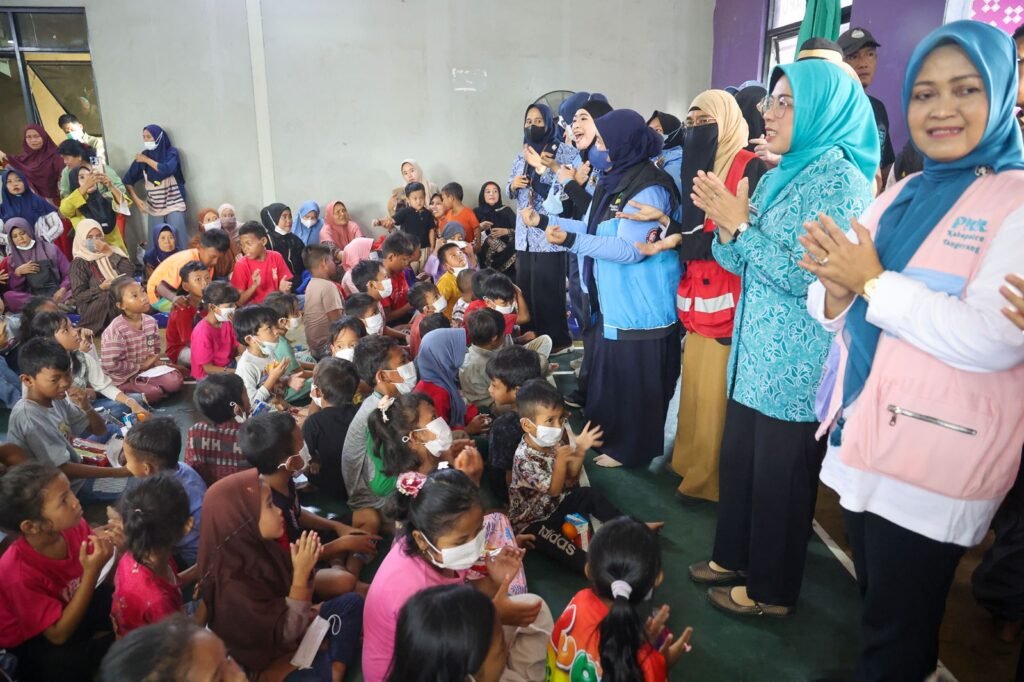 Tinawati Andra Soni menyalurkan bantuan untuk masyarakat yang terdampak kebakaran di Tempat Pemrosesan Akhir Sampah (TPA) Jatiwaringin, Kabupaten Tangerang, Selasa (7/7/2028). FOTO: Setda Pemprov Banten