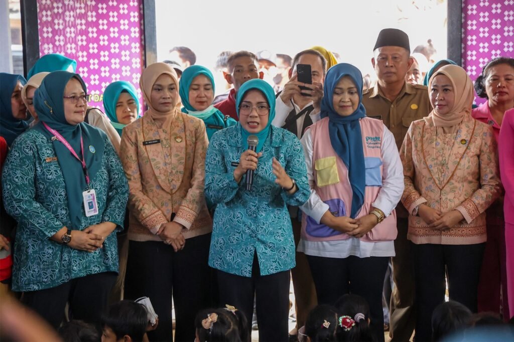 Tinawati Andra Soni menyalurkan bantuan untuk masyarakat yang terdampak kebakaran di Tempat Pemrosesan Akhir Sampah (TPA) Jatiwaringin, Kabupaten Tangerang, Selasa (7/7/2028). FOTO: Setda Pemprov Banten