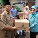Tinawati Andra Soni menyalurkan bantuan untuk masyarakat yang terdampak kebakaran di Tempat Pemrosesan Akhir Sampah (TPA) Jatiwaringin, Kabupaten Tangerang, Selasa (7/7/2028). FOTO: Setda Pemprov Banten