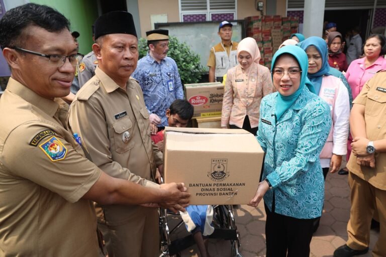 Tinawati Andra Soni menyalurkan bantuan untuk masyarakat yang terdampak kebakaran di Tempat Pemrosesan Akhir Sampah (TPA) Jatiwaringin, Kabupaten Tangerang, Selasa (7/7/2028). FOTO: Setda Pemprov Banten