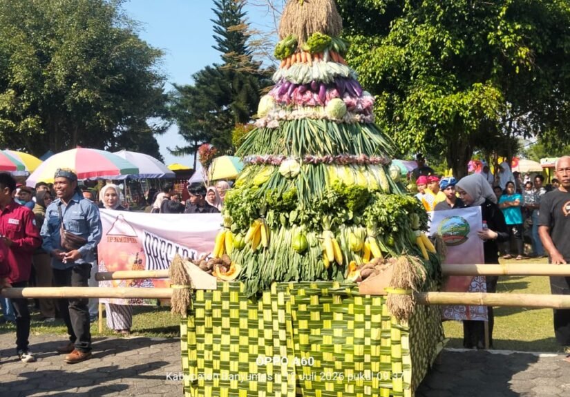 Grebeg Suran 2026 berlangsung meriah di kawasan wisata Baturaden, Kabupaten Banyumas, pada Minggu (12/7/2026). FOTO: Imam07/PORTALBMI.ID