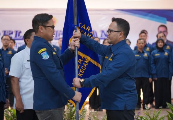 Ketua Karang Taruna Kota Tangsel, Pilar Saga Ichsan, mengucapkan selamat kepada jajaran pengurus yang baru dilantik. FOTO: Henny06/PORTALBMI.ID