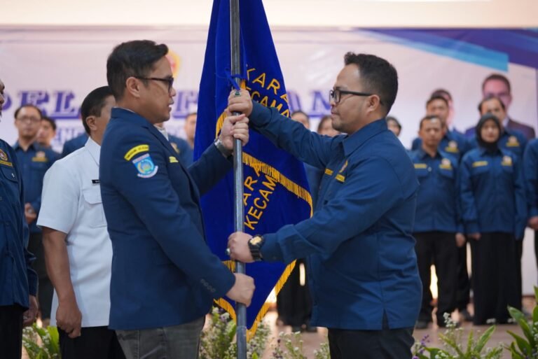 Ketua Karang Taruna Kota Tangsel, Pilar Saga Ichsan, mengucapkan selamat kepada jajaran pengurus yang baru dilantik. FOTO: Henny06/PORTALBMI.ID