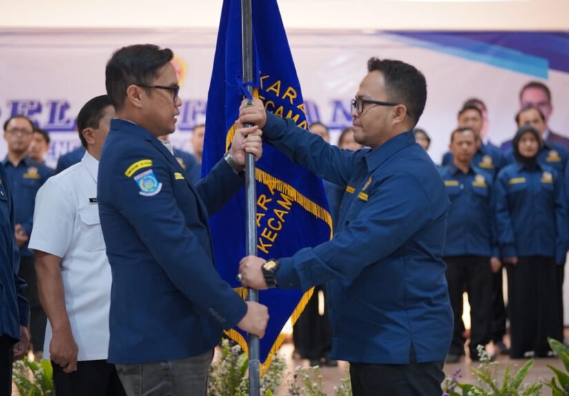 Ketua Karang Taruna Kota Tangsel, Pilar Saga Ichsan, mengucapkan selamat kepada jajaran pengurus yang baru dilantik. FOTO: Henny06/PORTALBMI.ID