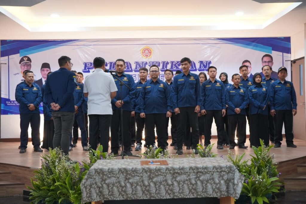Ketua Karang Taruna Kota Tangsel, Pilar Saga Ichsan, mengucapkan selamat kepada jajaran pengurus yang baru dilantik. FOTO: Henny06/PORTALBMI.ID