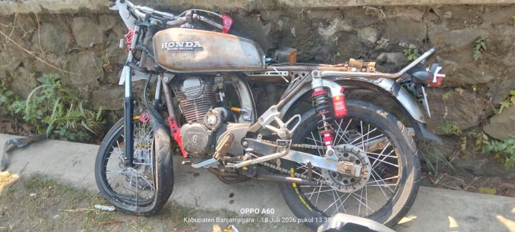 Motor CB Tabrak Truk Muatan Pasir, Dua Korban Dilarikan ke Rumah Sakit PKU. FOTO: Imam07/PORTALBMI.ID