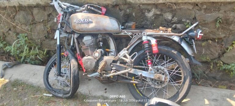 Motor CB Tabrak Truk Muatan Pasir, Dua Korban Dilarikan ke Rumah Sakit PKU. FOTO: Imam07/PORTALBMI.ID