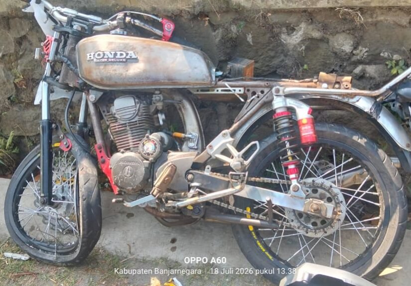 Motor CB Tabrak Truk Muatan Pasir, Dua Korban Dilarikan ke Rumah Sakit PKU. FOTO: Imam07/PORTALBMI.ID
