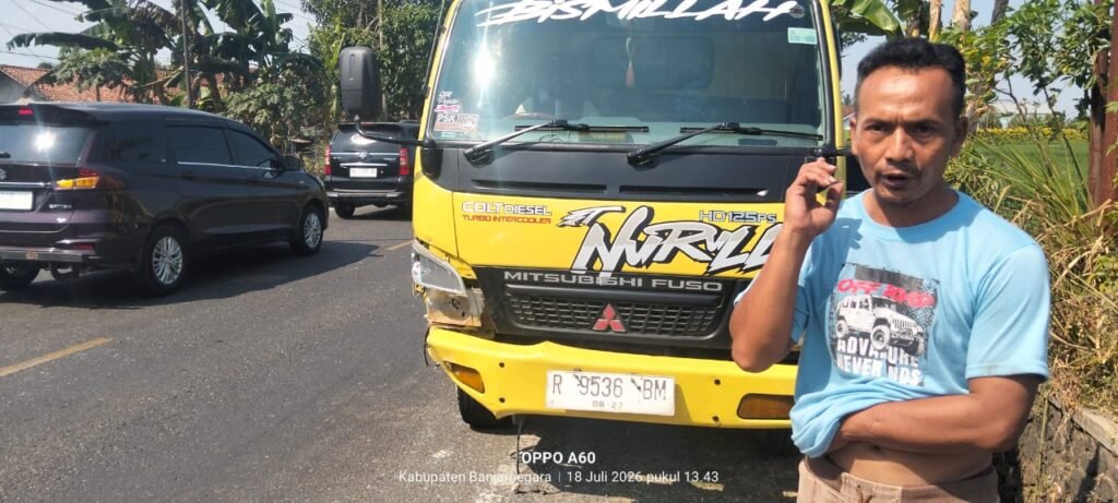 Motor CB Tabrak Truk Muatan Pasir, Dua Korban Dilarikan ke Rumah Sakit PKU. FOTO: Imam07/PORTALBMI.ID