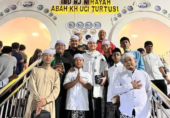 Ustadz Faisal Zakki menggelar kegiatan ziarah bersama para jamaah ke makam ulama kharismatik Banten. FOTO: Henny06/PORTALBMI.ID