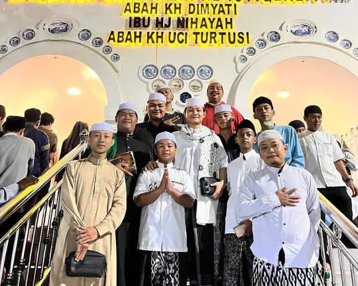 Ustadz Faisal Zakki menggelar kegiatan ziarah bersama para jamaah ke makam ulama kharismatik Banten. FOTO: Henny06/PORTALBMI.ID