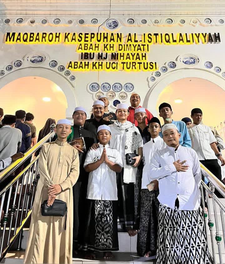 Ustadz Faisal Zakki menggelar kegiatan ziarah bersama para jamaah ke makam ulama kharismatik Banten. FOTO: Henny06/PORTALBMI.ID