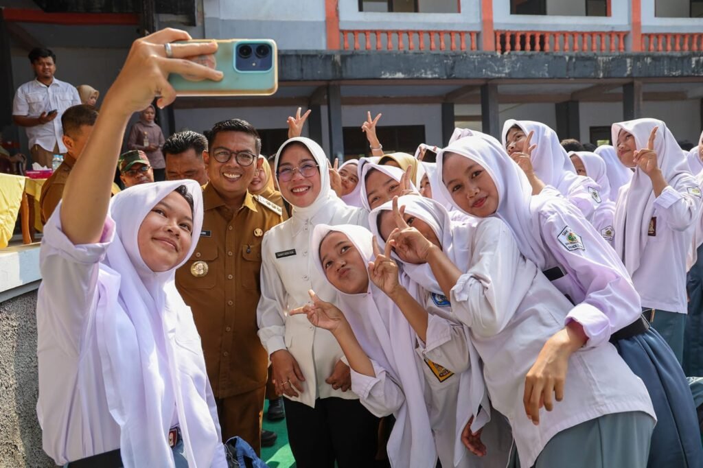 Kunjungan Gubernur Banten, Andra Soni, bersama Ketua TP PKK Provinsi Banten, Tinawati Andra Soni, di SMK PGRI Pandeglang, Senin (20/7/2026). FOTO: PORTALBMI.ID/Setda Prov Banten