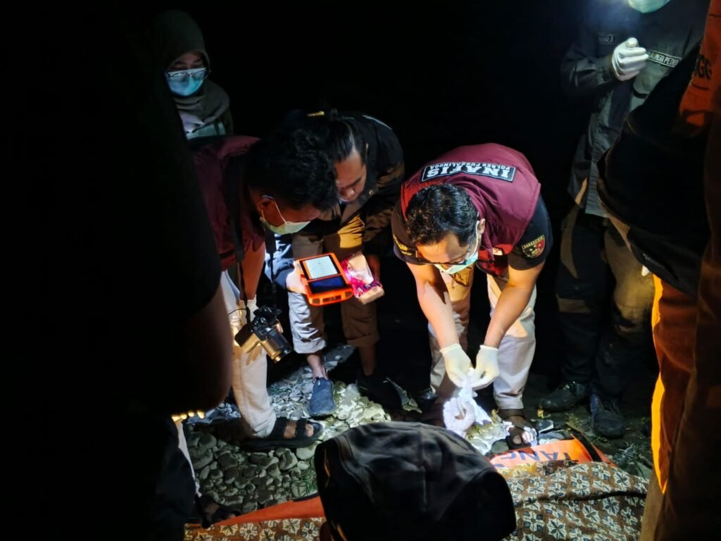 Penemuan jenazah seorang pria yang tersangkut pada jaring ikan di sungai setempat, Jumat (24/7/2026) sore. FOTO: Humas Polres Purbalingga/PORTALBMI.ID