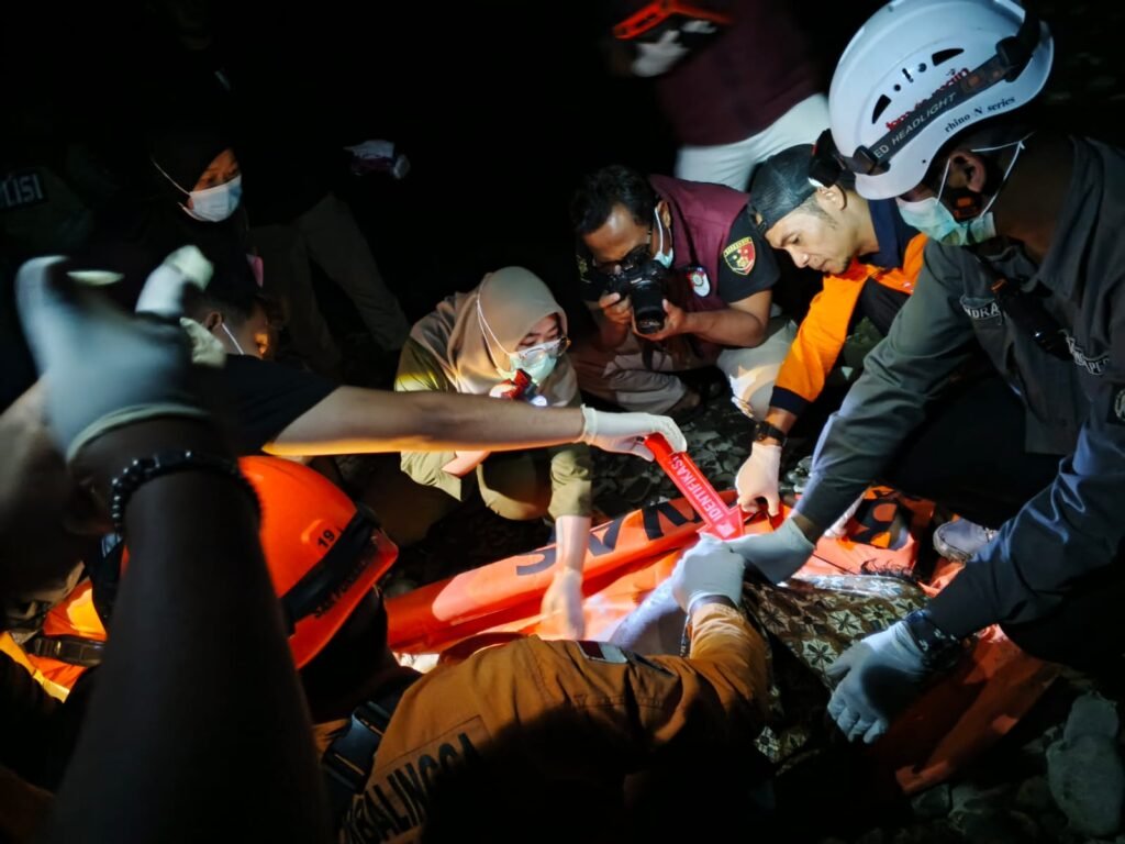 Penemuan jenazah seorang pria yang tersangkut pada jaring ikan di sungai setempat, Jumat (24/7/2026) sore. FOTO: Humas Polres Purbalingga/PORTALBMI.ID
