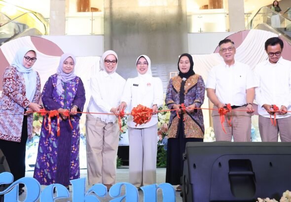 Tinawati Andra Soni membuka Pekan Dekranasda Kota Tangerang Selatan (Tangsel) di Lobi Pintu Selatan Mall Bintaro Jaya Xchange Mall. FOTO: Setda Prov Banten/PORTALBMI.ID
