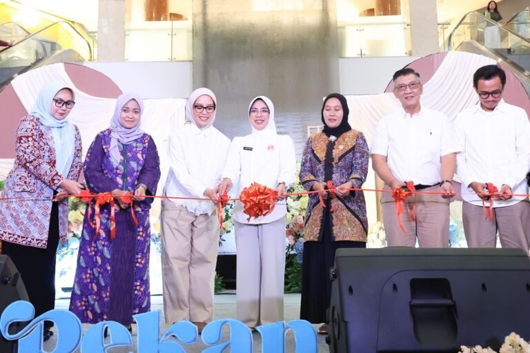 Tinawati Andra Soni membuka Pekan Dekranasda Kota Tangerang Selatan (Tangsel) di Lobi Pintu Selatan Mall Bintaro Jaya Xchange Mall. FOTO: Setda Prov Banten/PORTALBMI.ID