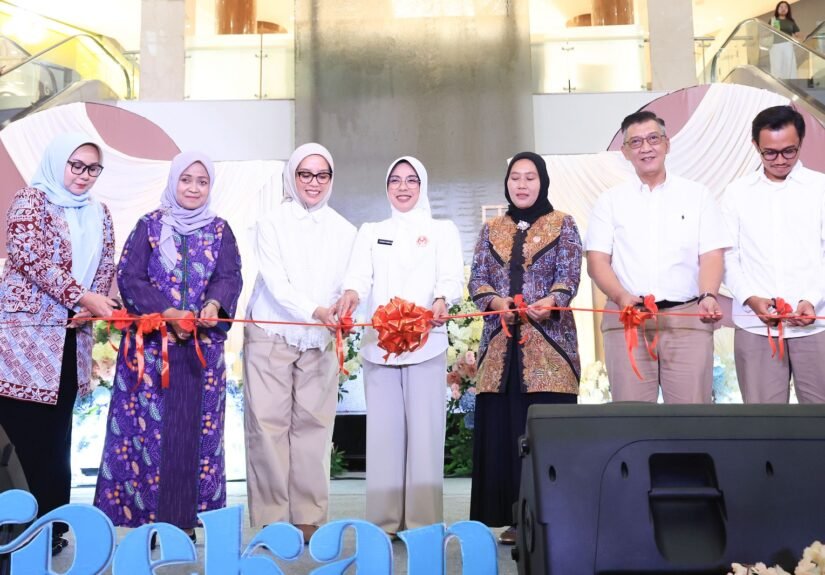 Tinawati Andra Soni membuka Pekan Dekranasda Kota Tangerang Selatan (Tangsel) di Lobi Pintu Selatan Mall Bintaro Jaya Xchange Mall. FOTO: Setda Prov Banten/PORTALBMI.ID