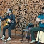 Dua Musisi Lokal Menghidupkan Suasana Stasiun Purwokerto. FOTO: Imam06/PORTALBMI.ID