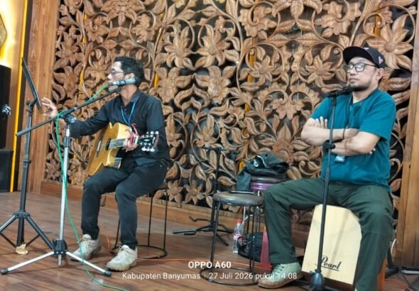 Dua Musisi Lokal Menghidupkan Suasana Stasiun Purwokerto. FOTO: Imam06/PORTALBMI.ID