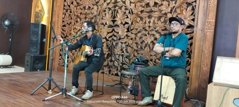 Dua Musisi Lokal Menghidupkan Suasana Stasiun Purwokerto. FOTO: Imam06/PORTALBMI.ID