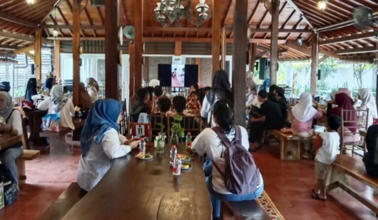 Sebuah destinasi kuliner dan rekreasi mulai menarik perhatian warga dan wisatawan: TLASA Svarna Resto Cafe & Swimming Pool. FOTO: Imam06/PORTALBMI.ID
