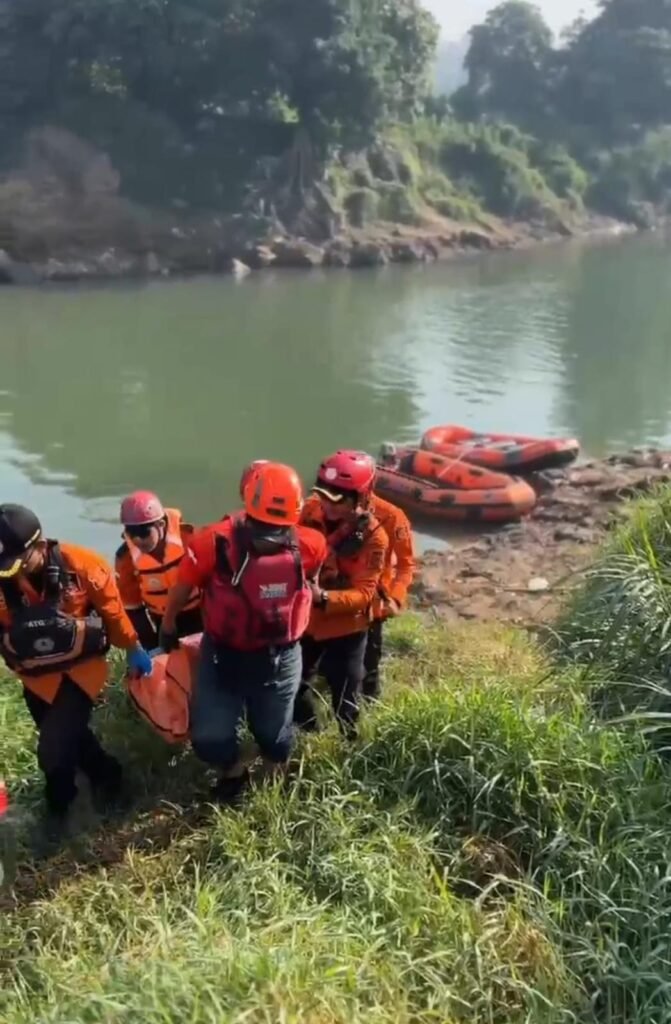 Tim SAR gabungan berhasil menemukan Neil Angkasa Satyanegara (13), remaja yang hanyut terbawa arus di Sungai Cisadane. FOTO: Henny06/PORTALBMI.ID