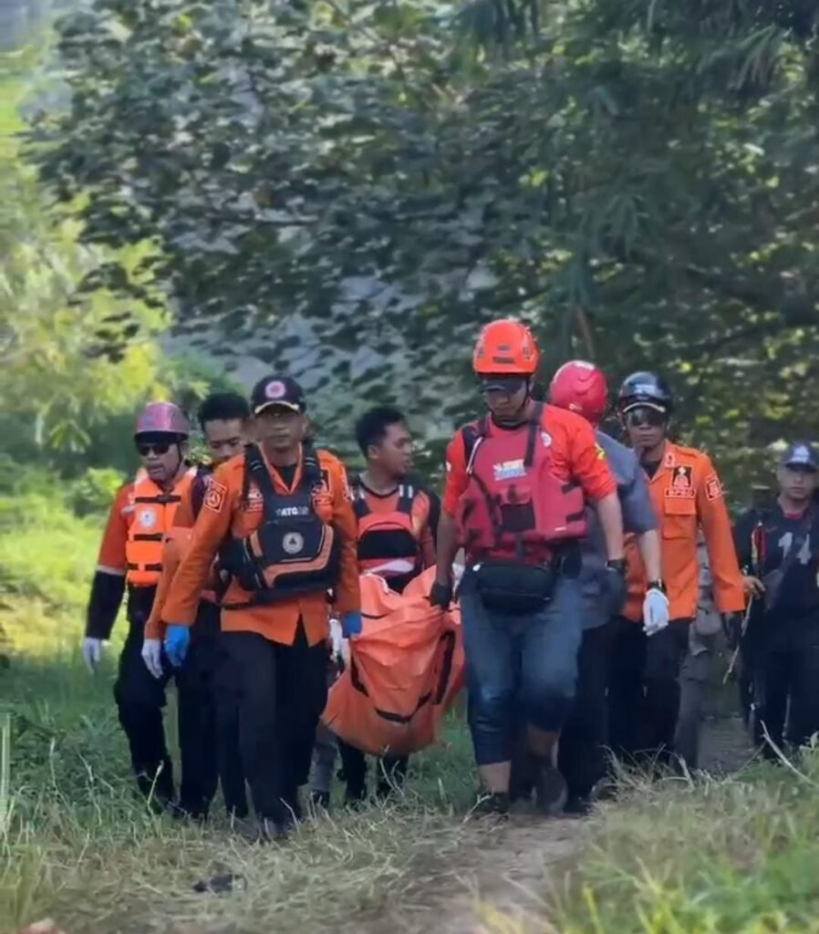 Tim SAR gabungan berhasil menemukan Neil Angkasa Satyanegara (13), remaja yang hanyut terbawa arus di Sungai Cisadane. FOTO: Henny06/PORTALBMI.ID