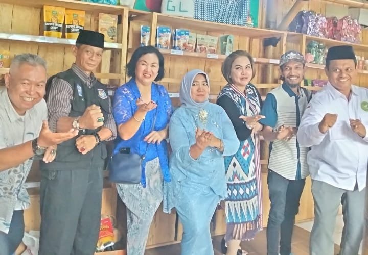 Owner Gerai Lengkong Sekaligus ketua UMKM Tangsel Lista Hurustiati Bersama para Tokoh dan Budaya Tangsel dalam HUT Ke-6 Gerai Lengkong. FOTO: PORTALBMI.ID