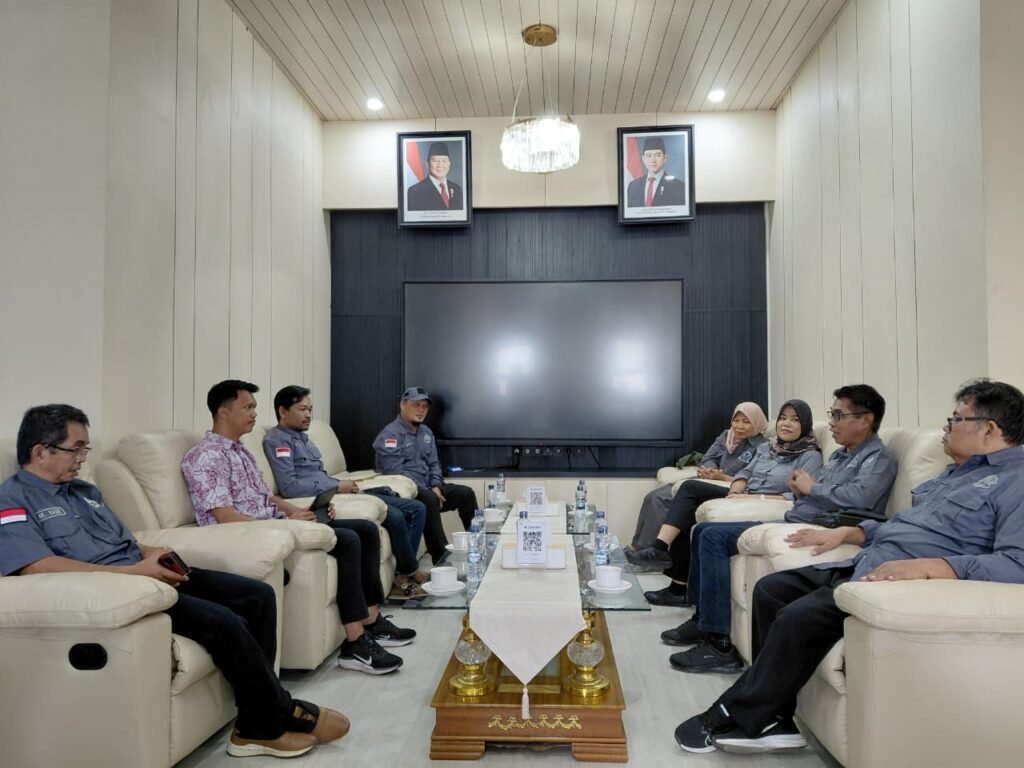 Pro Jurnalismedia Siber (PJS) melakukan kunjungan silaturahmi ke kantor PT ASDP Indonesia Ferry Cabang Merak, Provinsi Banten, Kamis (30/7/2026). FOTO: Budi05/PORTALBMI.ID