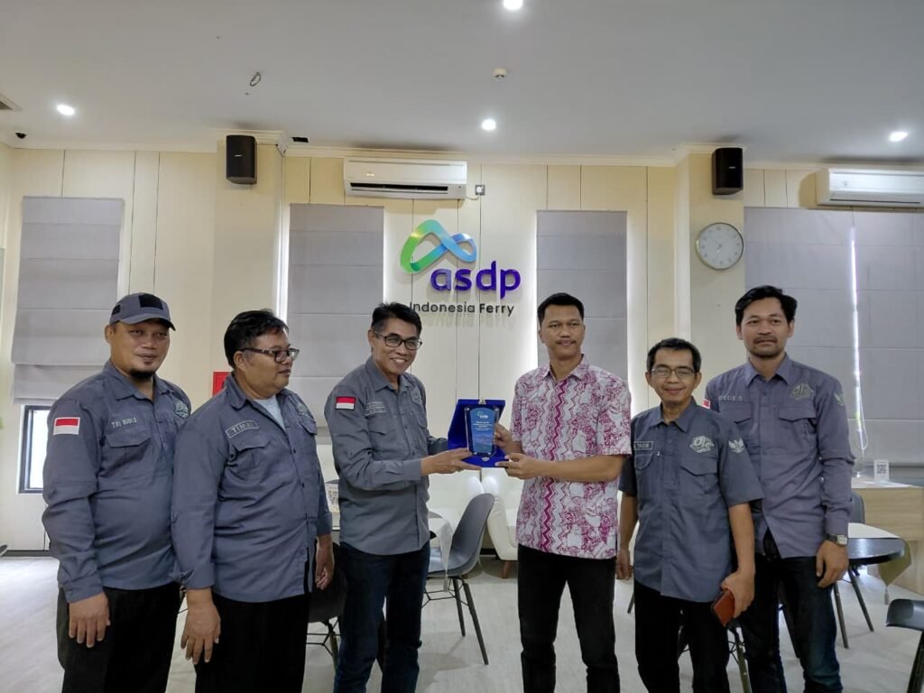 Pro Jurnalismedia Siber (PJS) melakukan kunjungan silaturahmi ke kantor PT ASDP Indonesia Ferry Cabang Merak, Provinsi Banten, Kamis (30/7/2026). FOTO: Budi05/PORTALBMI.ID
