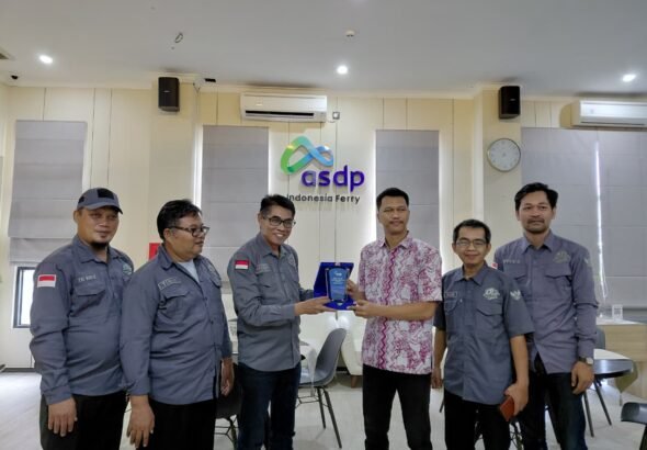 Pro Jurnalismedia Siber (PJS) melakukan kunjungan silaturahmi ke kantor PT ASDP Indonesia Ferry Cabang Merak, Provinsi Banten, Kamis (30/7/2026). FOTO: Budi05/PORTALBMI.ID