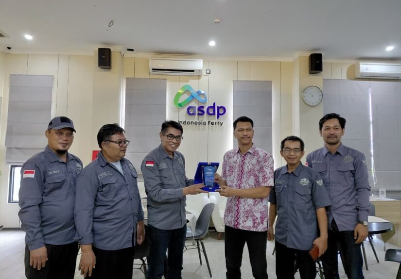 Pro Jurnalismedia Siber (PJS) melakukan kunjungan silaturahmi ke kantor PT ASDP Indonesia Ferry Cabang Merak, Provinsi Banten, Kamis (30/7/2026). FOTO: Budi05/PORTALBMI.ID