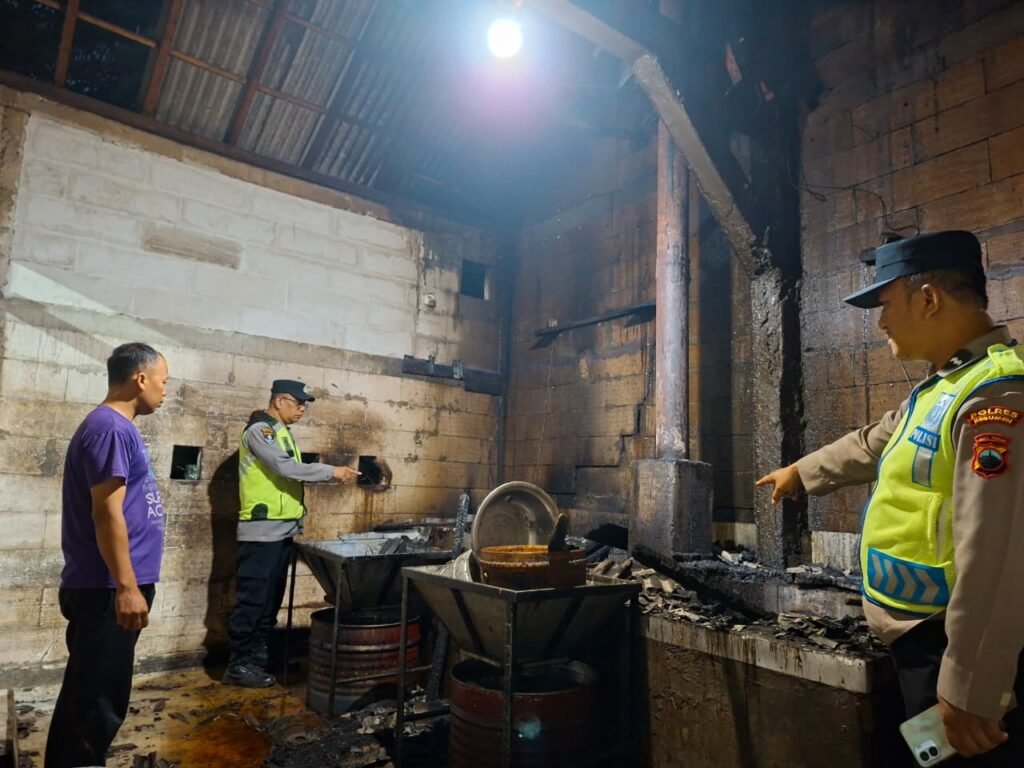 Kebakaran diduga dipicu percikan bara api yang masih tersisa setelah proses produksi keripik singkong menggunakan tungku kayu bakar pada Kamis (30/7/2026) sore. FOTO: Humas Polres Kebumen/PORTALBMI.ID
