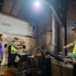 Kebakaran diduga dipicu percikan bara api yang masih tersisa setelah proses produksi keripik singkong menggunakan tungku kayu bakar pada Kamis (30/7/2026) sore. FOTO: Humas Polres Kebumen/PORTALBMI.ID