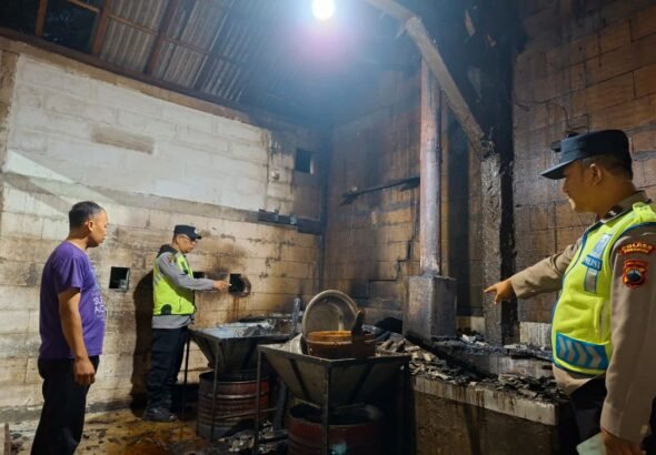 Kebakaran diduga dipicu percikan bara api yang masih tersisa setelah proses produksi keripik singkong menggunakan tungku kayu bakar pada Kamis (30/7/2026) sore. FOTO: Humas Polres Kebumen/PORTALBMI.ID