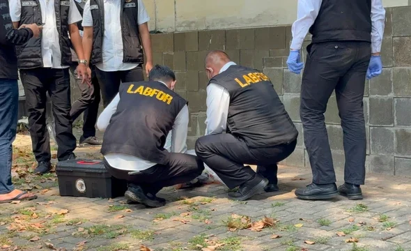 Tim Laboratorium Forensik (Labfor) Bareskrim Polri melakukan olah tempat kejadian perkara (TKP) di Mordent Clinic, Jakarta Selatan, Senin (27/7/2026). Foto: Rayyan Farhansyah/kumparan