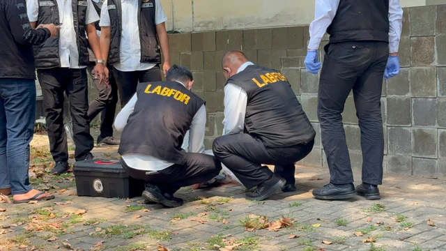 Tim Laboratorium Forensik (Labfor) Bareskrim Polri melakukan olah tempat kejadian perkara (TKP) di Mordent Clinic, Jakarta Selatan, Senin (27/7/2026). Foto: Rayyan Farhansyah/kumparan