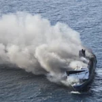 Kapal Mutiara Sentosa 2 terbakar di perairan Sumenep, Jawa Timur, Minggu (2/8/2026). Foto: Stringer/REUTERS