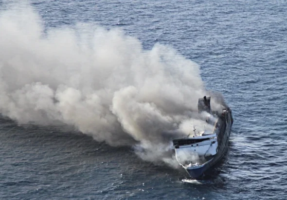 Kapal Mutiara Sentosa 2 terbakar di perairan Sumenep, Jawa Timur, Minggu (2/8/2026). Foto: Stringer/REUTERS