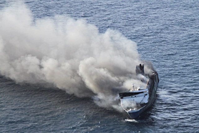 Kapal Mutiara Sentosa 2 terbakar di perairan Sumenep, Jawa Timur, Minggu (2/8/2026). Foto: Stringer/REUTERS
