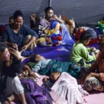 Sejumlah warga terdampak bencana gempa beristirahat di tenda pengungsian di Stadion Gelora Samador Maumere, Kabupaten Sikka, Nusa Tenggara Timur, Sabtu (15/8/2026). Foto: Mega Tokan/ANTARA FOTO